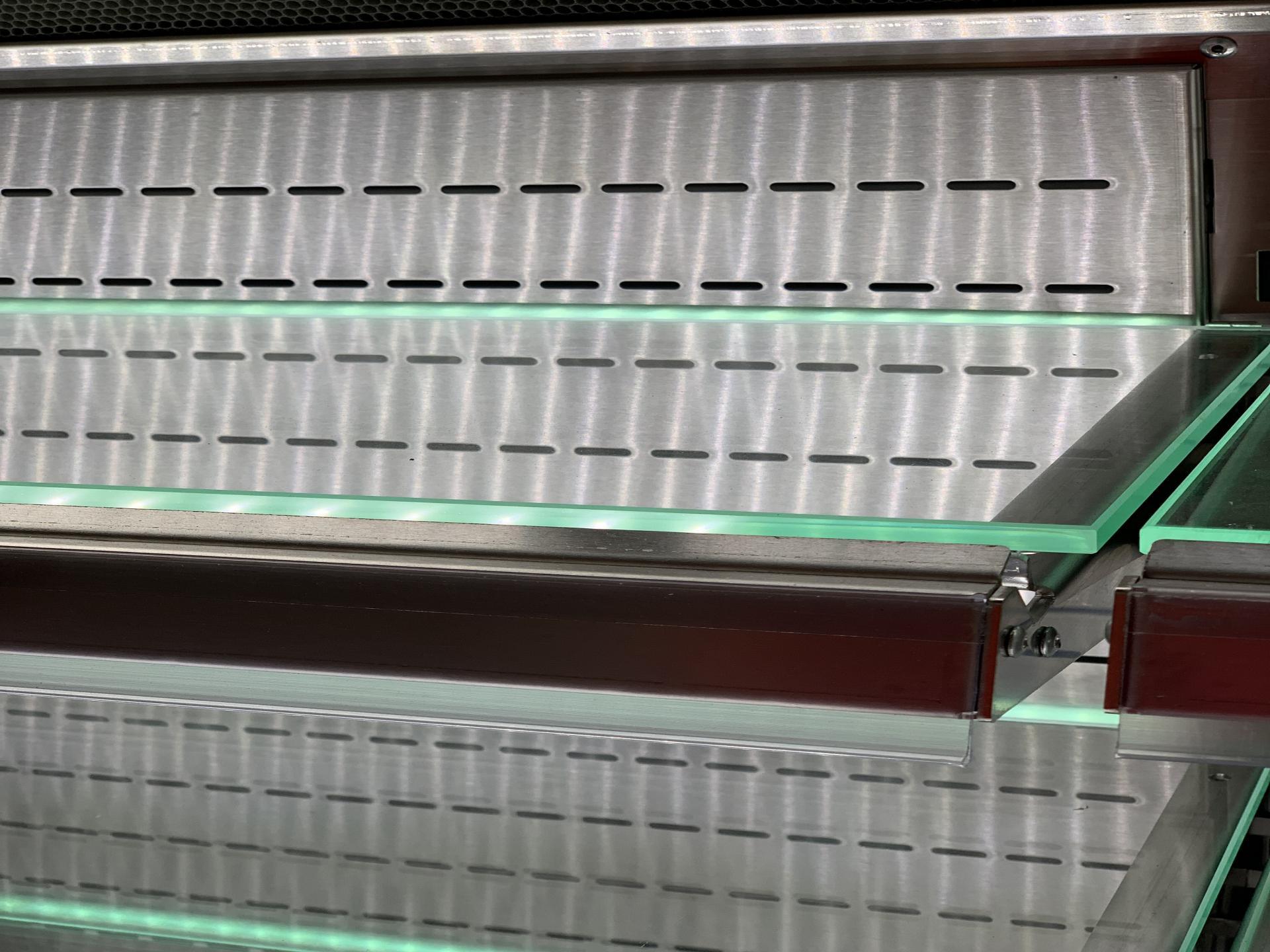 Location vitrine semi verticale étagère en verre trempé